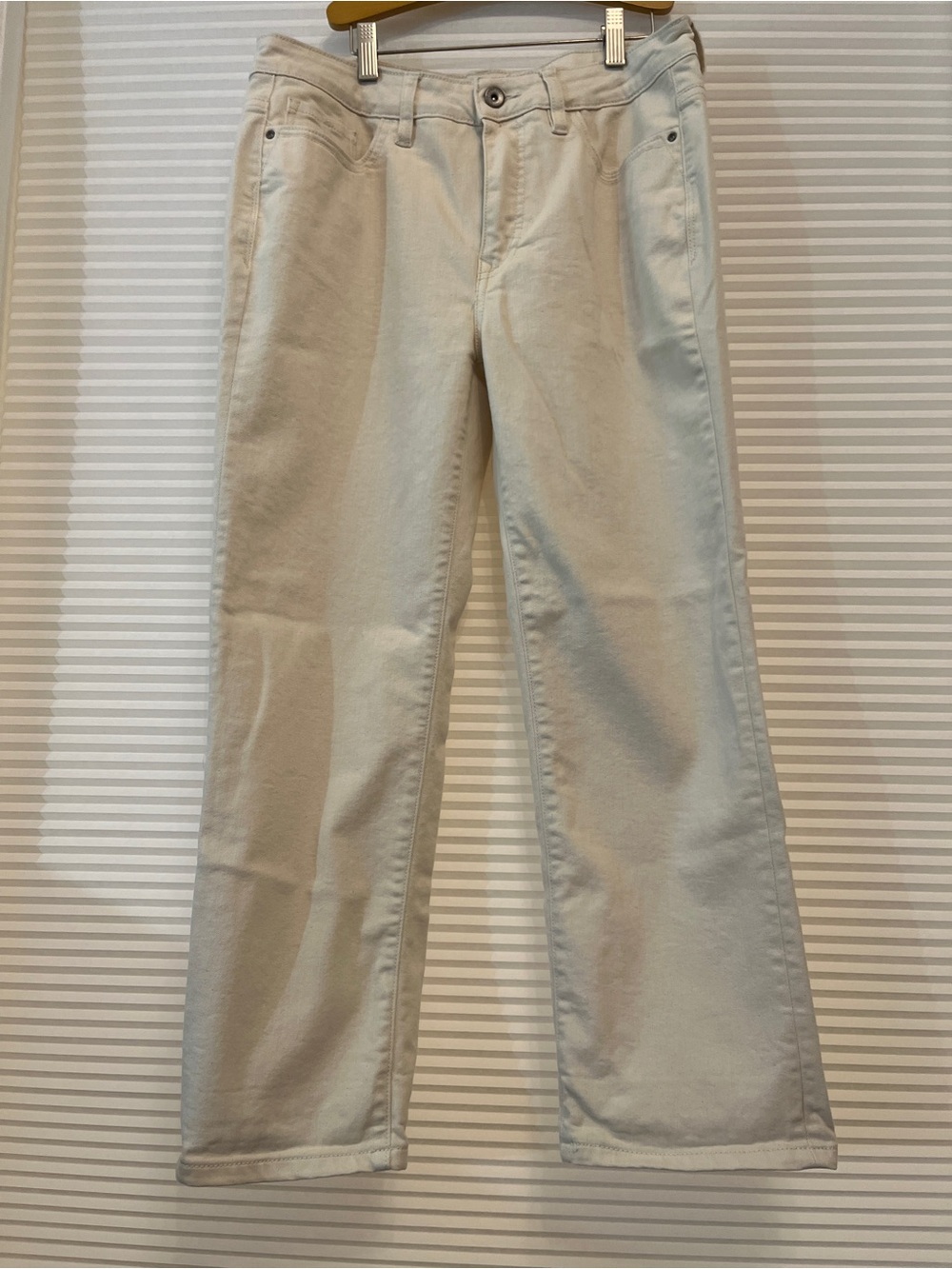 Women’s Straight-Leg Cream Jeans — Classic Everyday Fit